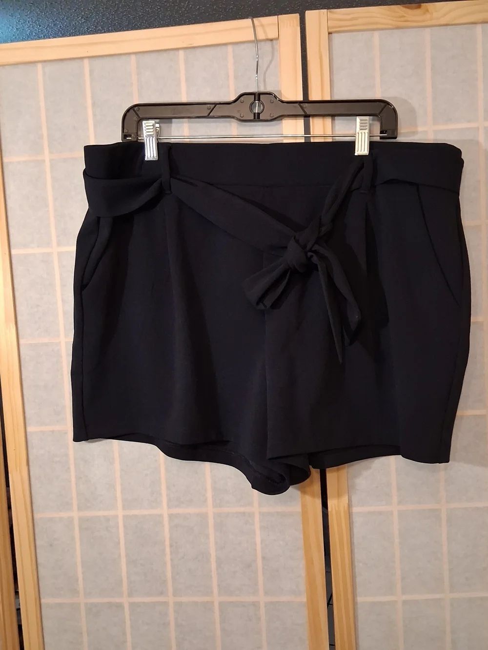 LOFT NWT Black High-Waist Tie-Front Dress Shorts Size XL
